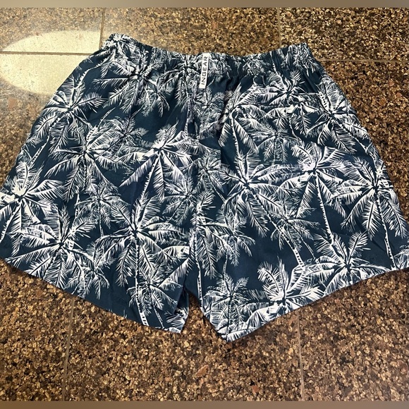 Men’s NGEAR swim shorts. Tropical blue and white palm trees. Size 32/34 - Picture 2 of 3